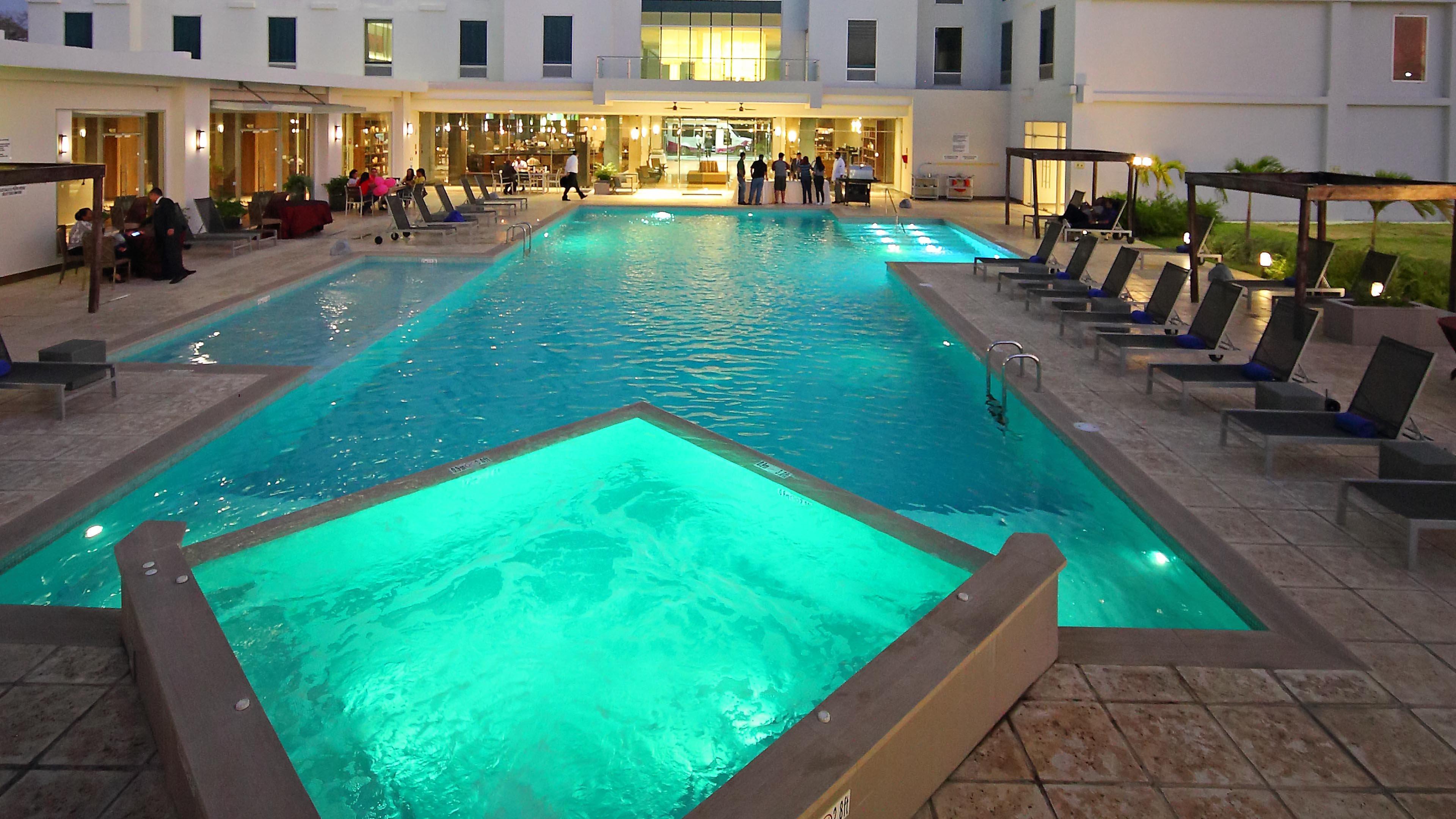 Отель Crowne Plaza Airport By Ihg Токумен Экстерьер фото