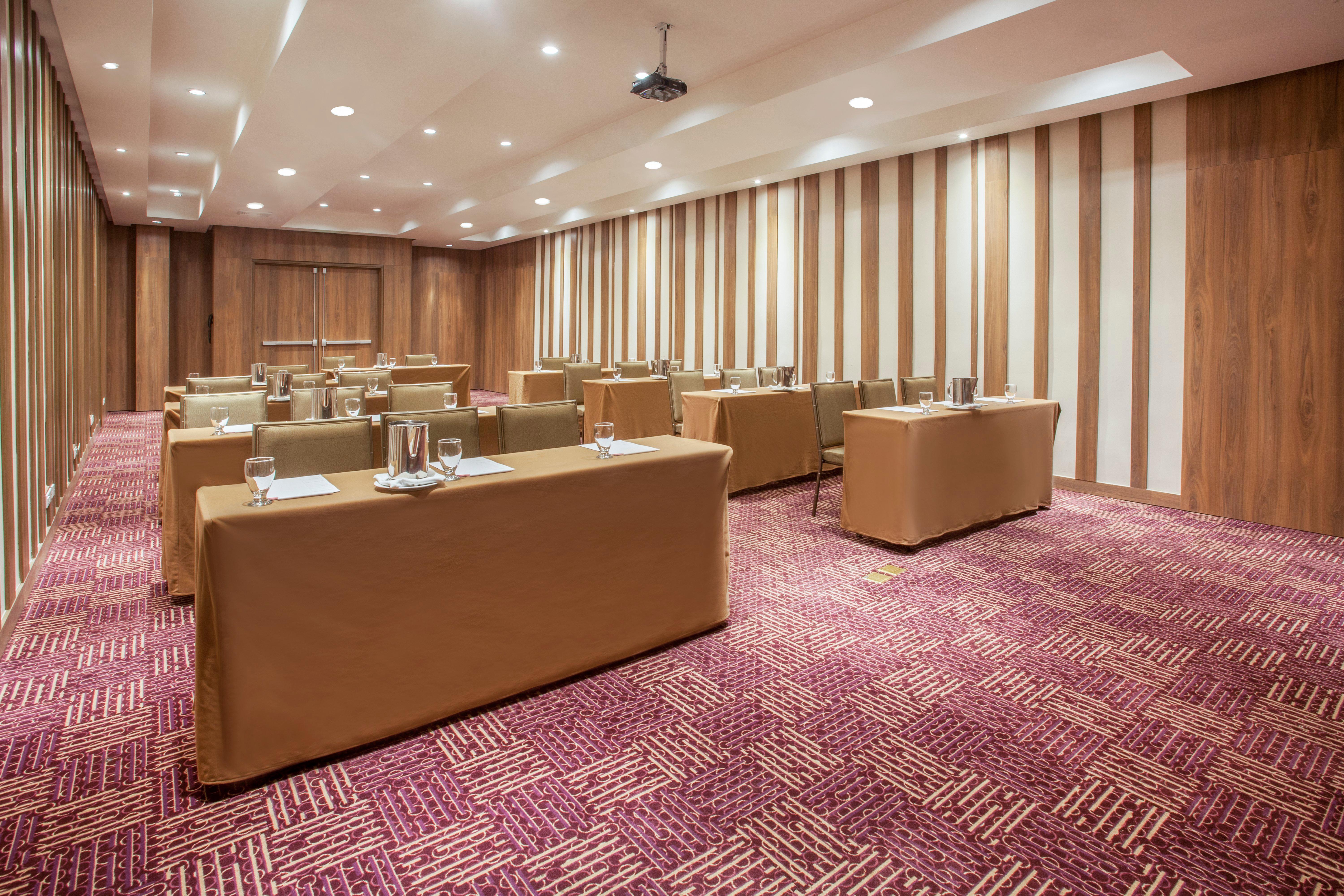 Отель Crowne Plaza Airport By Ihg Токумен Экстерьер фото