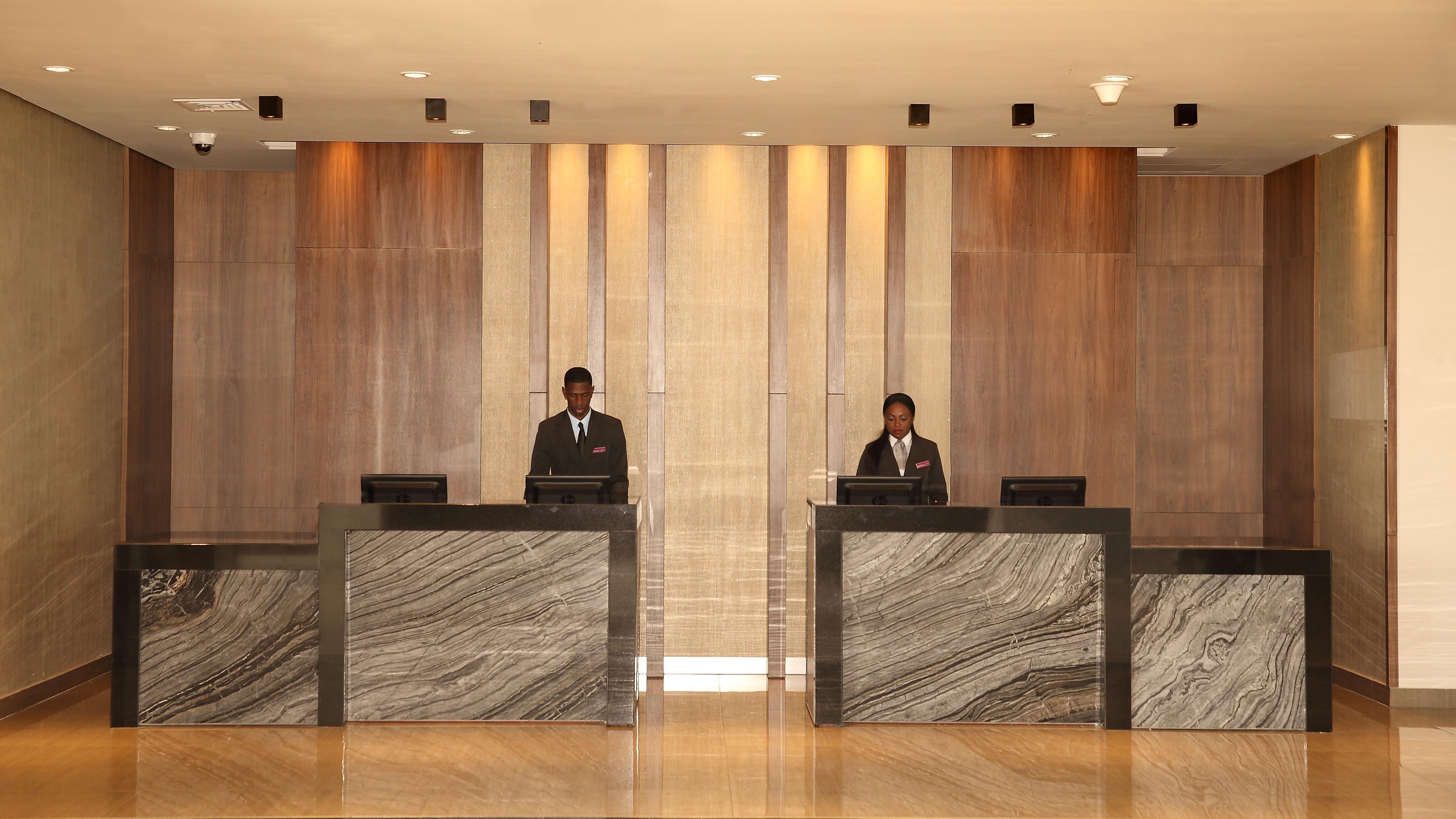 Отель Crowne Plaza Airport By Ihg Токумен Экстерьер фото