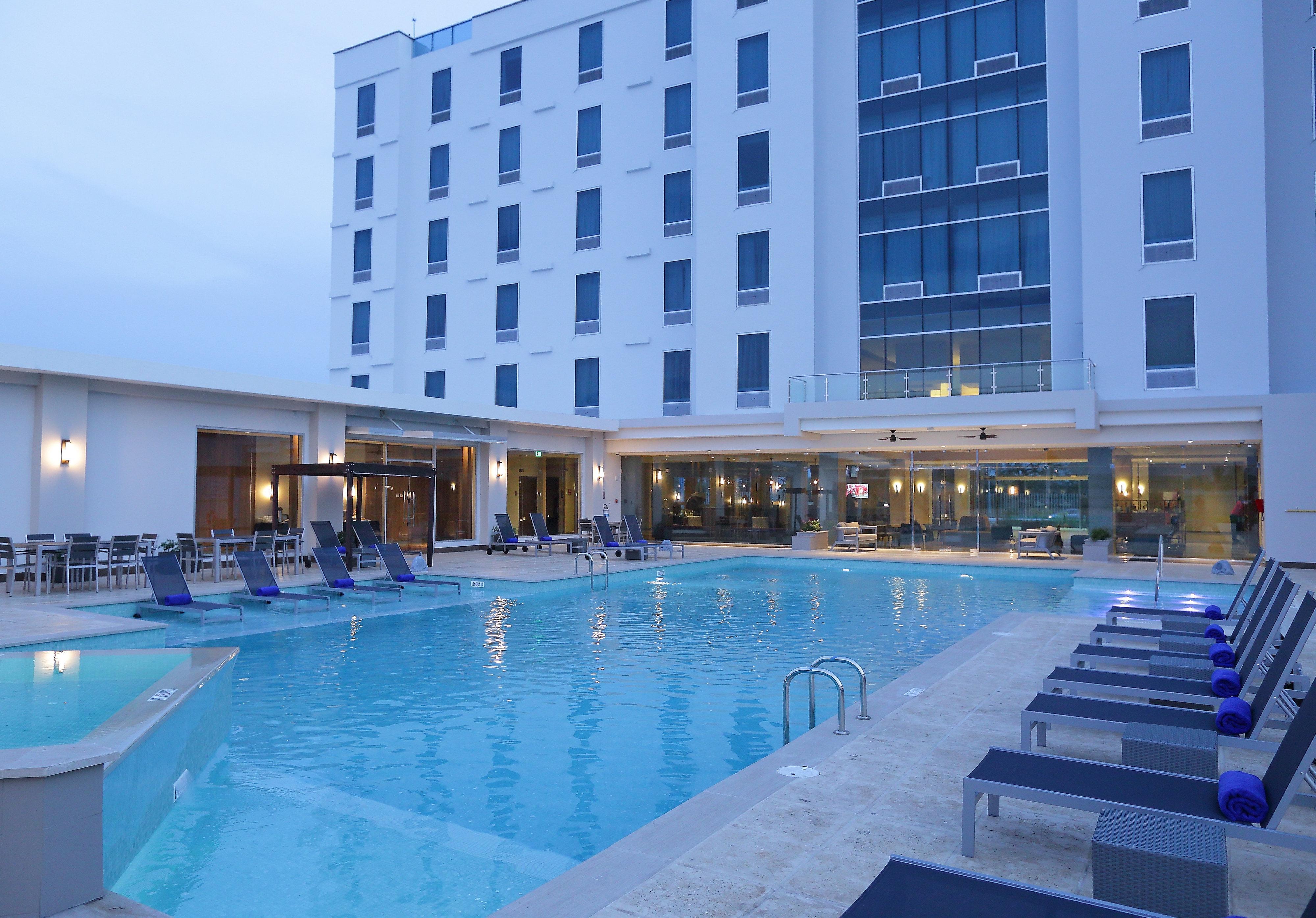 Отель Crowne Plaza Airport By Ihg Токумен Экстерьер фото