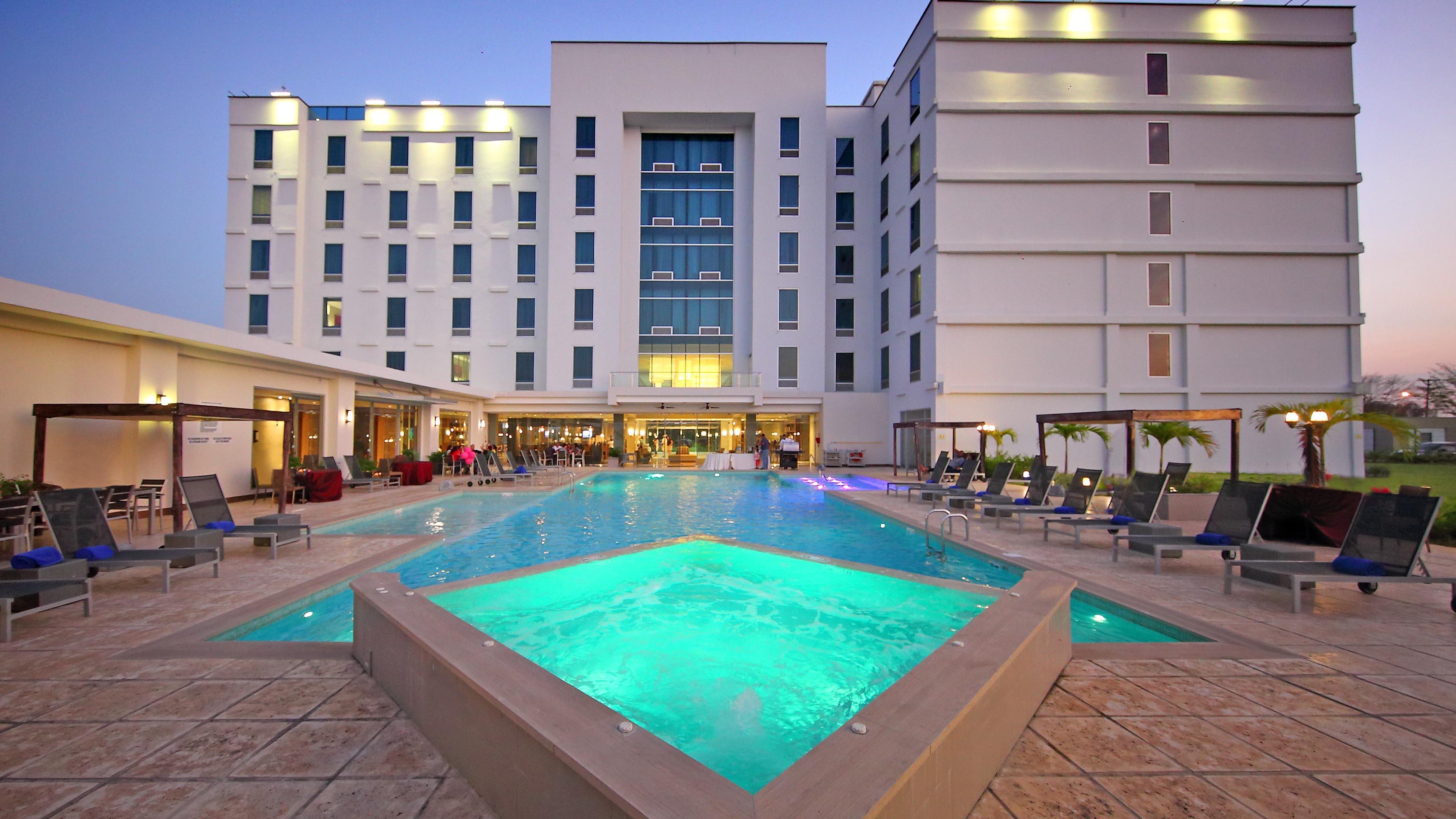 Отель Crowne Plaza Airport By Ihg Токумен Экстерьер фото