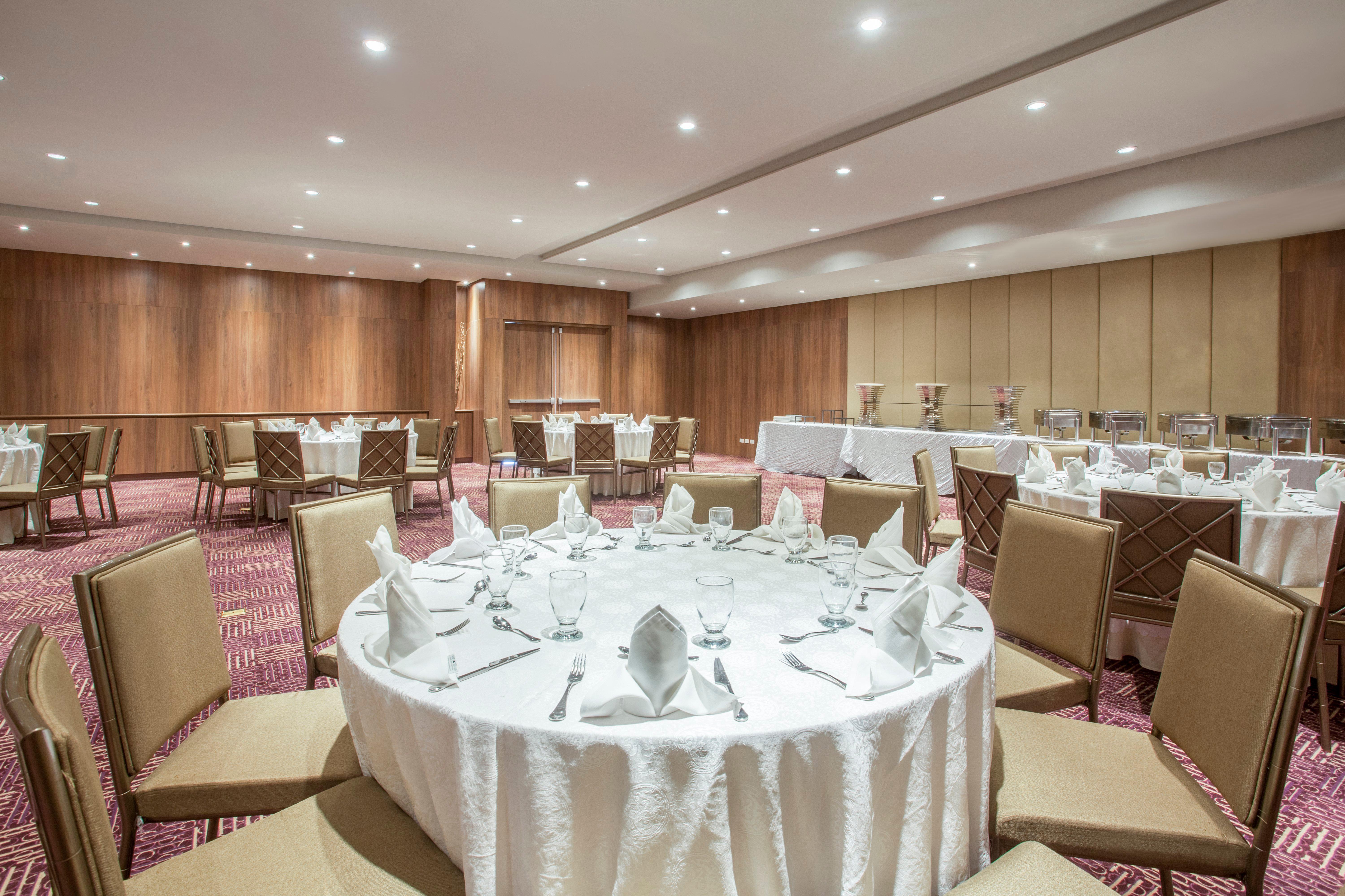 Отель Crowne Plaza Airport By Ihg Токумен Экстерьер фото