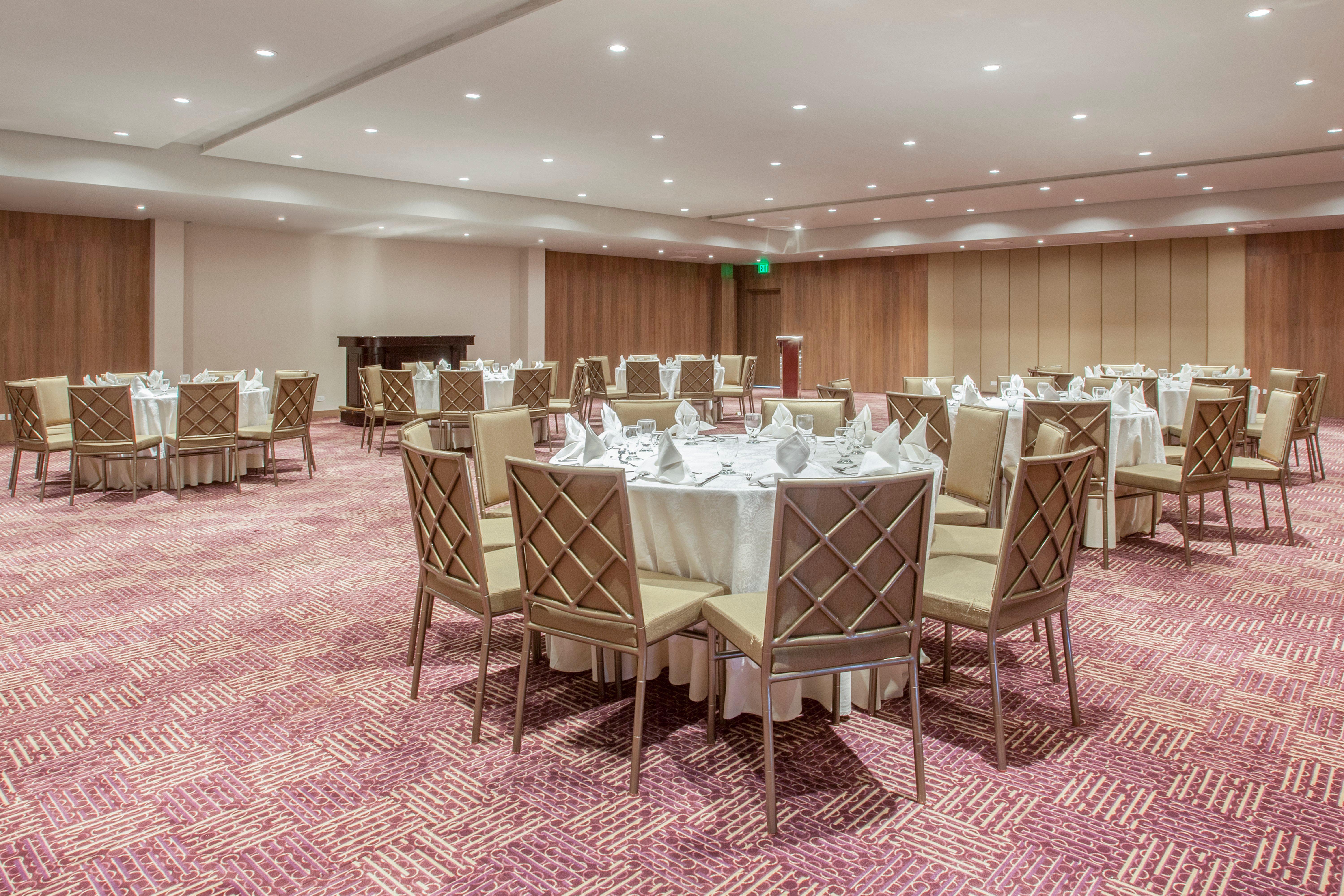 Отель Crowne Plaza Airport By Ihg Токумен Экстерьер фото