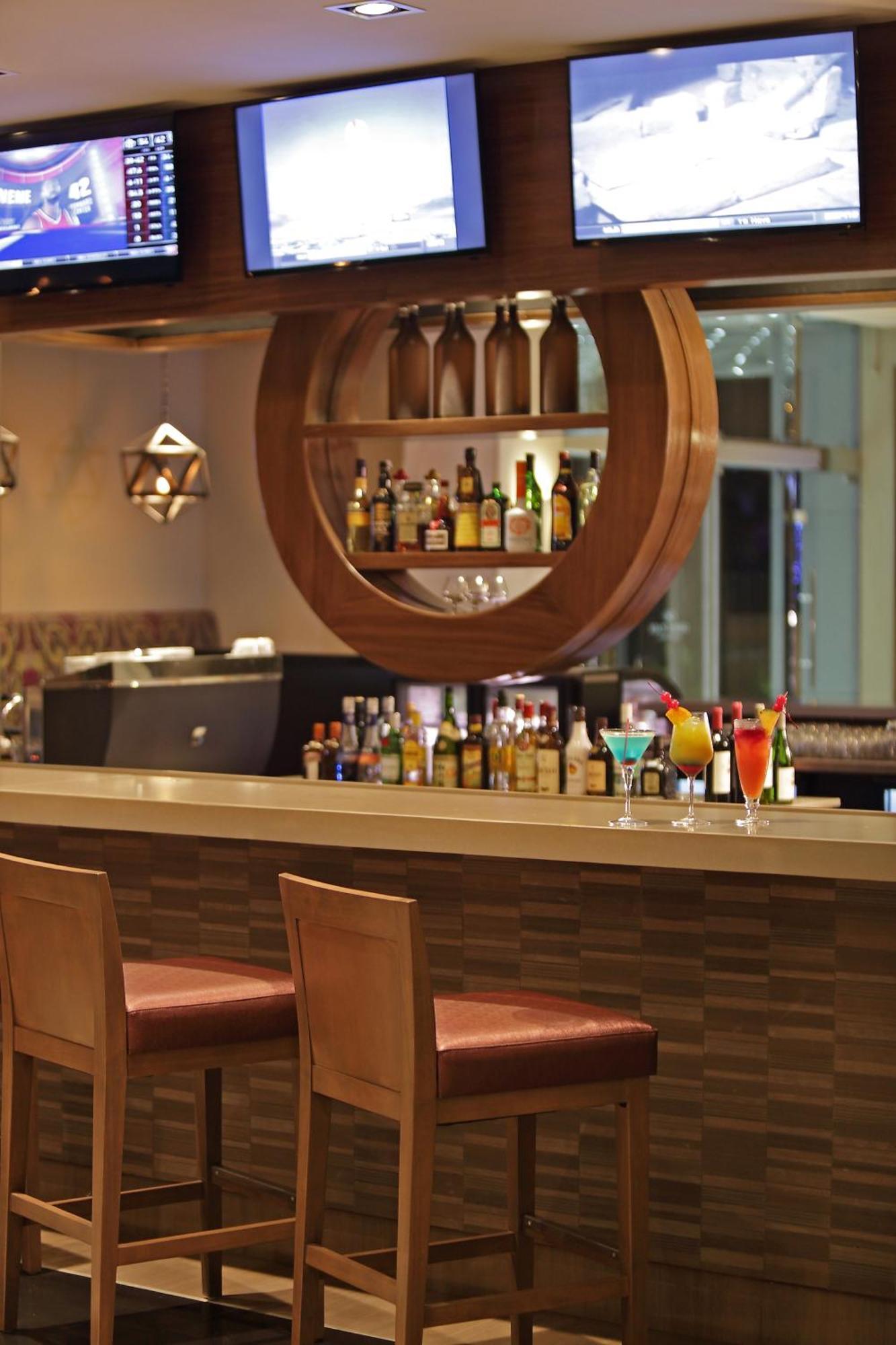 Отель Crowne Plaza Airport By Ihg Токумен Экстерьер фото