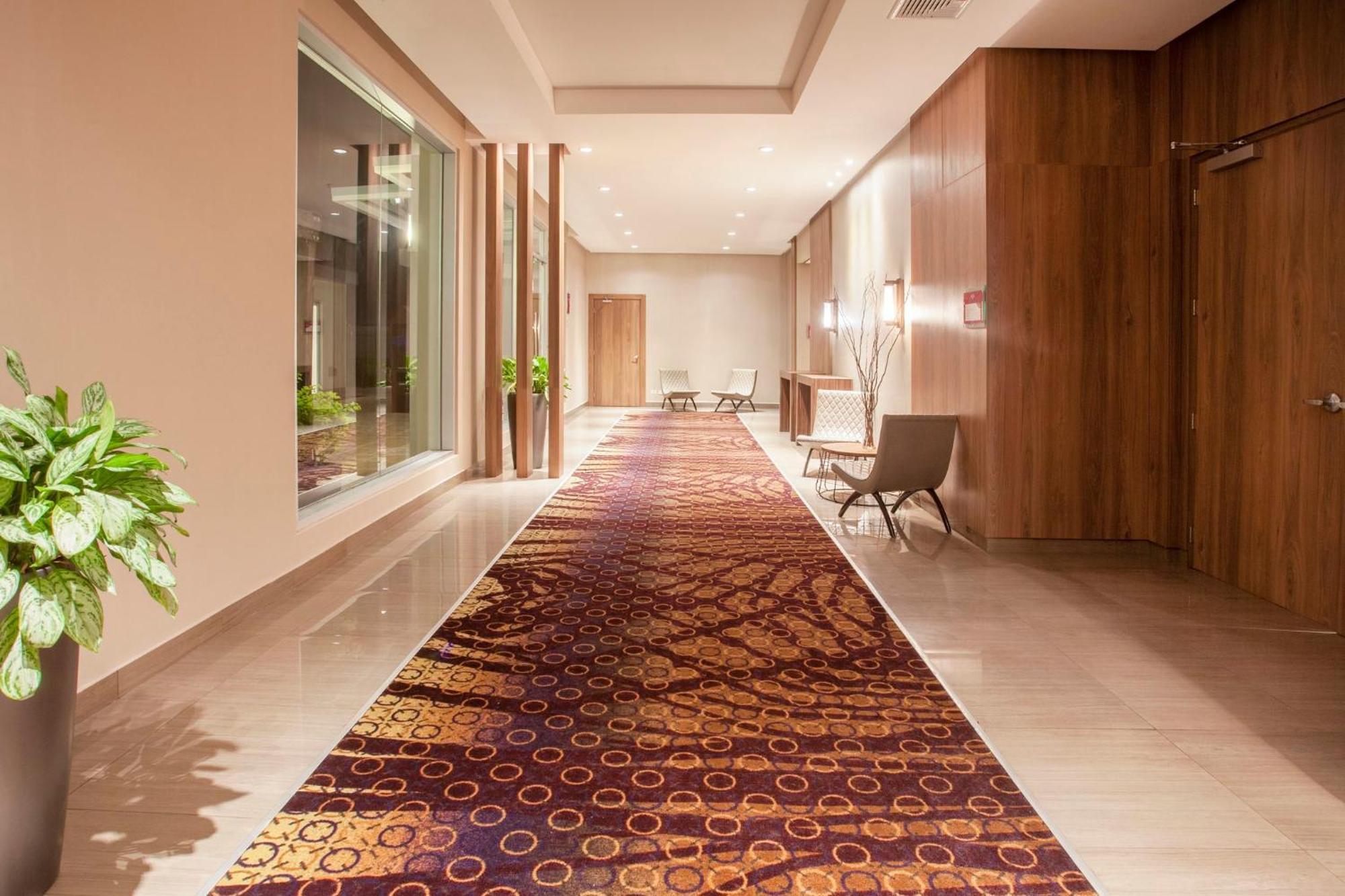 Отель Crowne Plaza Airport By Ihg Токумен Экстерьер фото