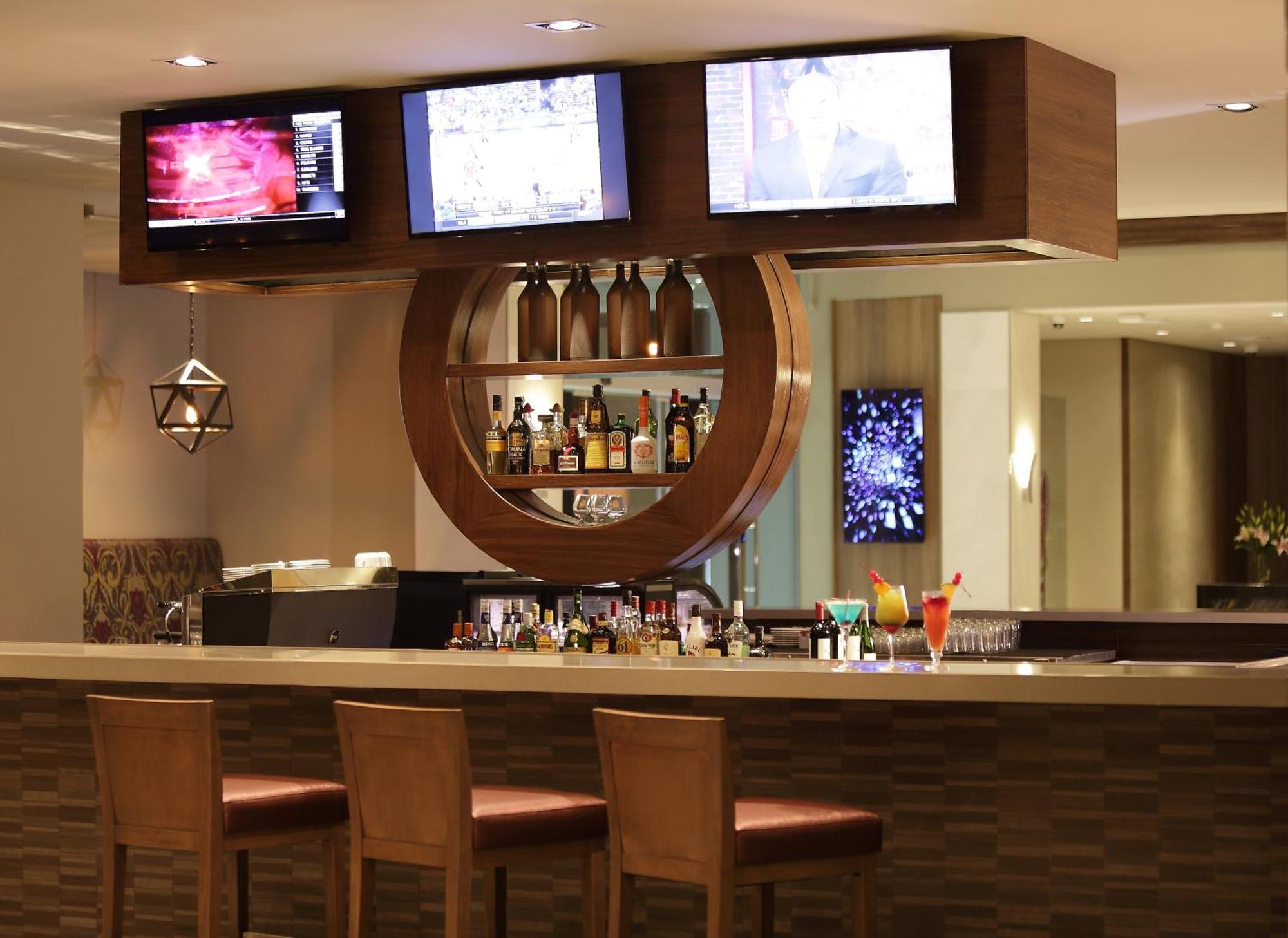 Отель Crowne Plaza Airport By Ihg Токумен Экстерьер фото