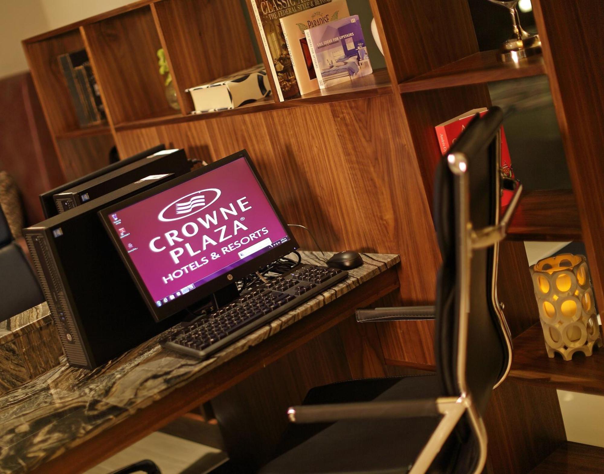 Отель Crowne Plaza Airport By Ihg Токумен Экстерьер фото
