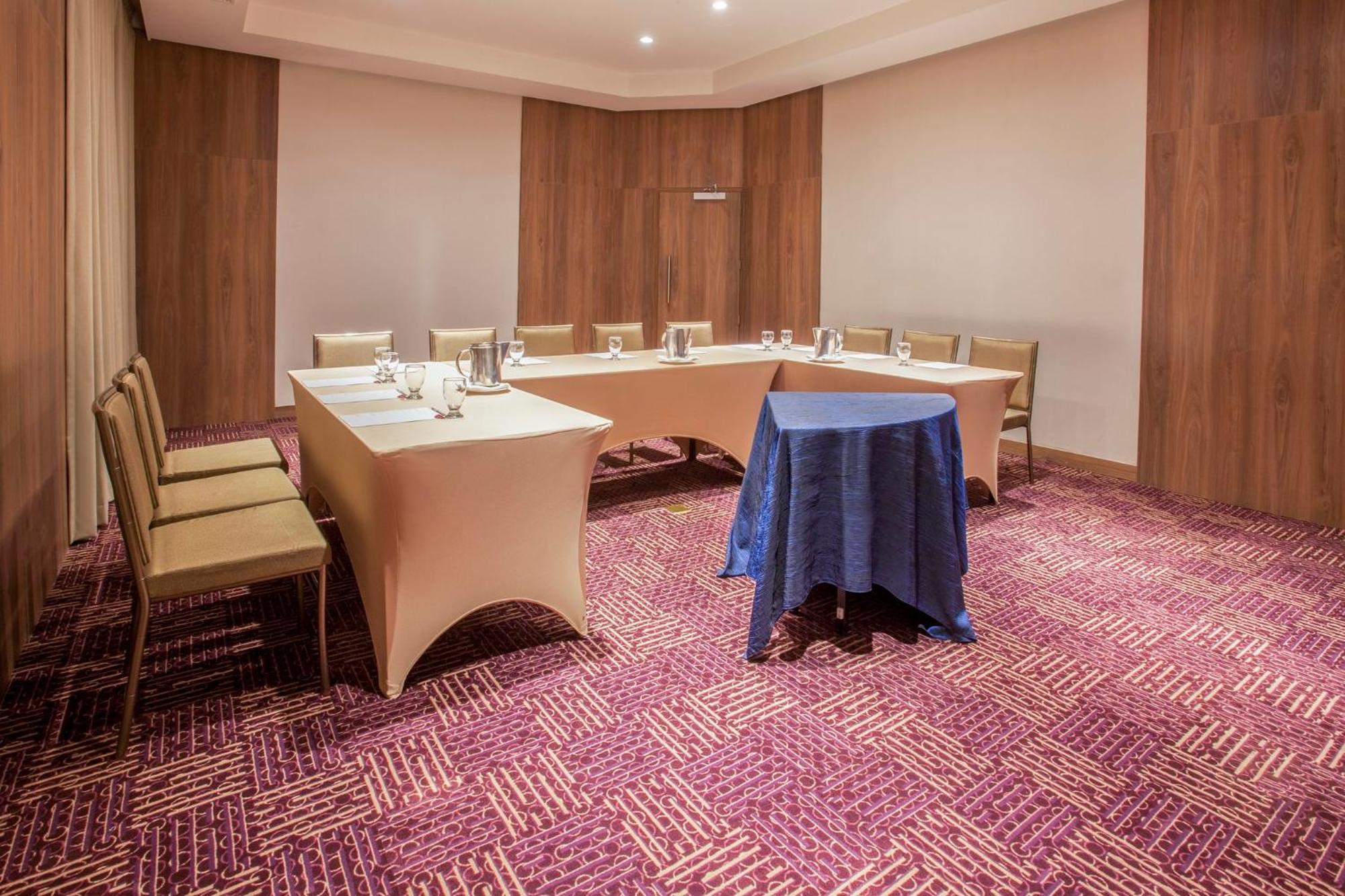 Отель Crowne Plaza Airport By Ihg Токумен Экстерьер фото