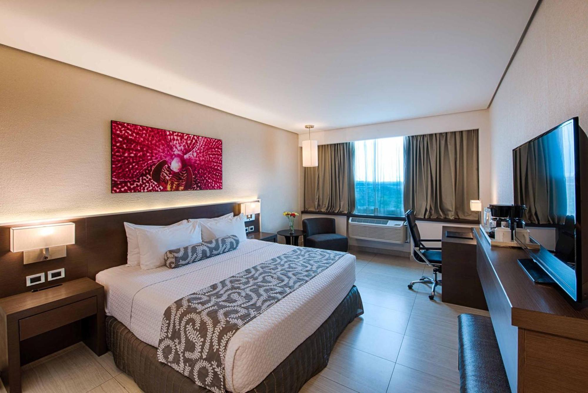 Отель Crowne Plaza Airport By Ihg Токумен Экстерьер фото