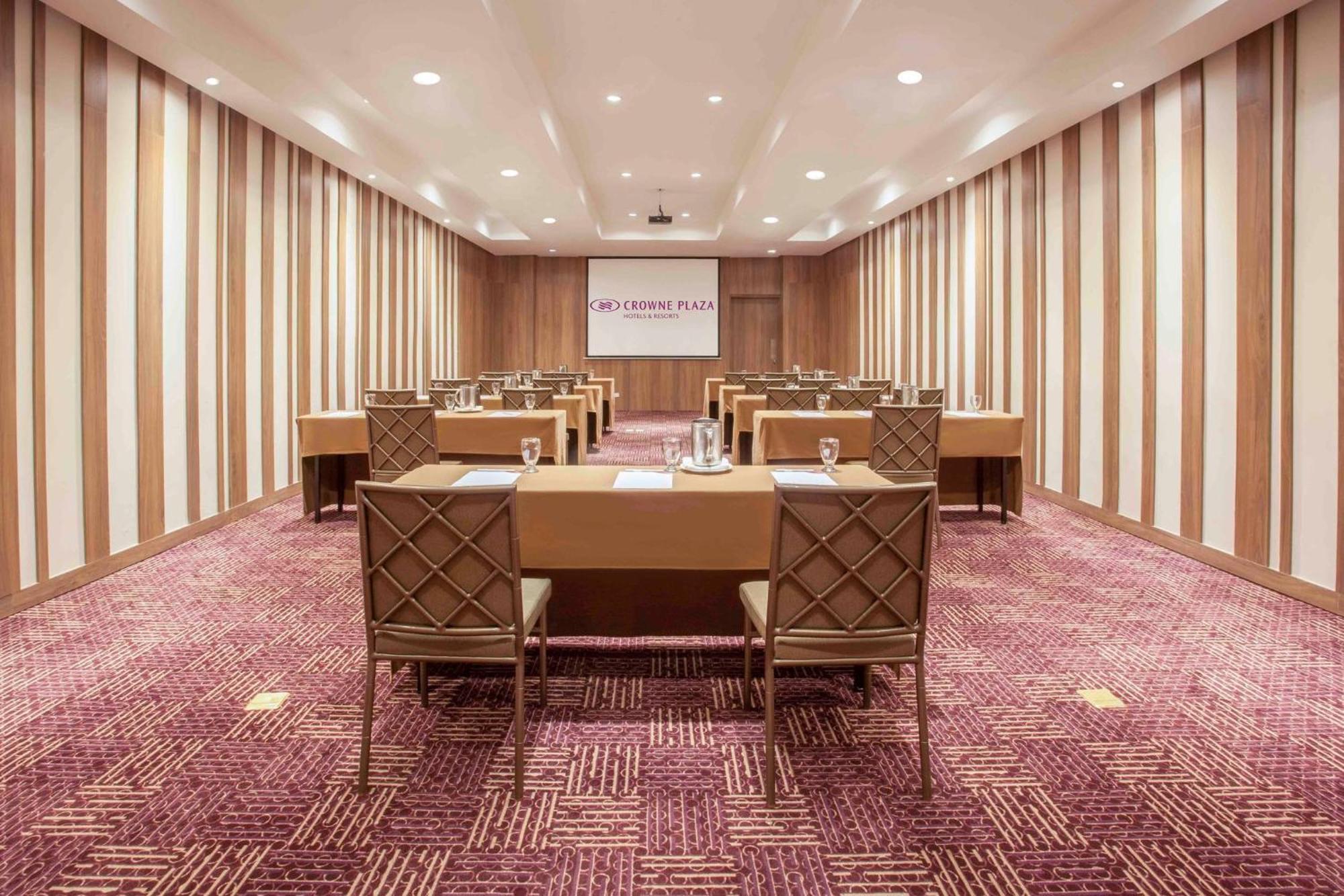Отель Crowne Plaza Airport By Ihg Токумен Экстерьер фото