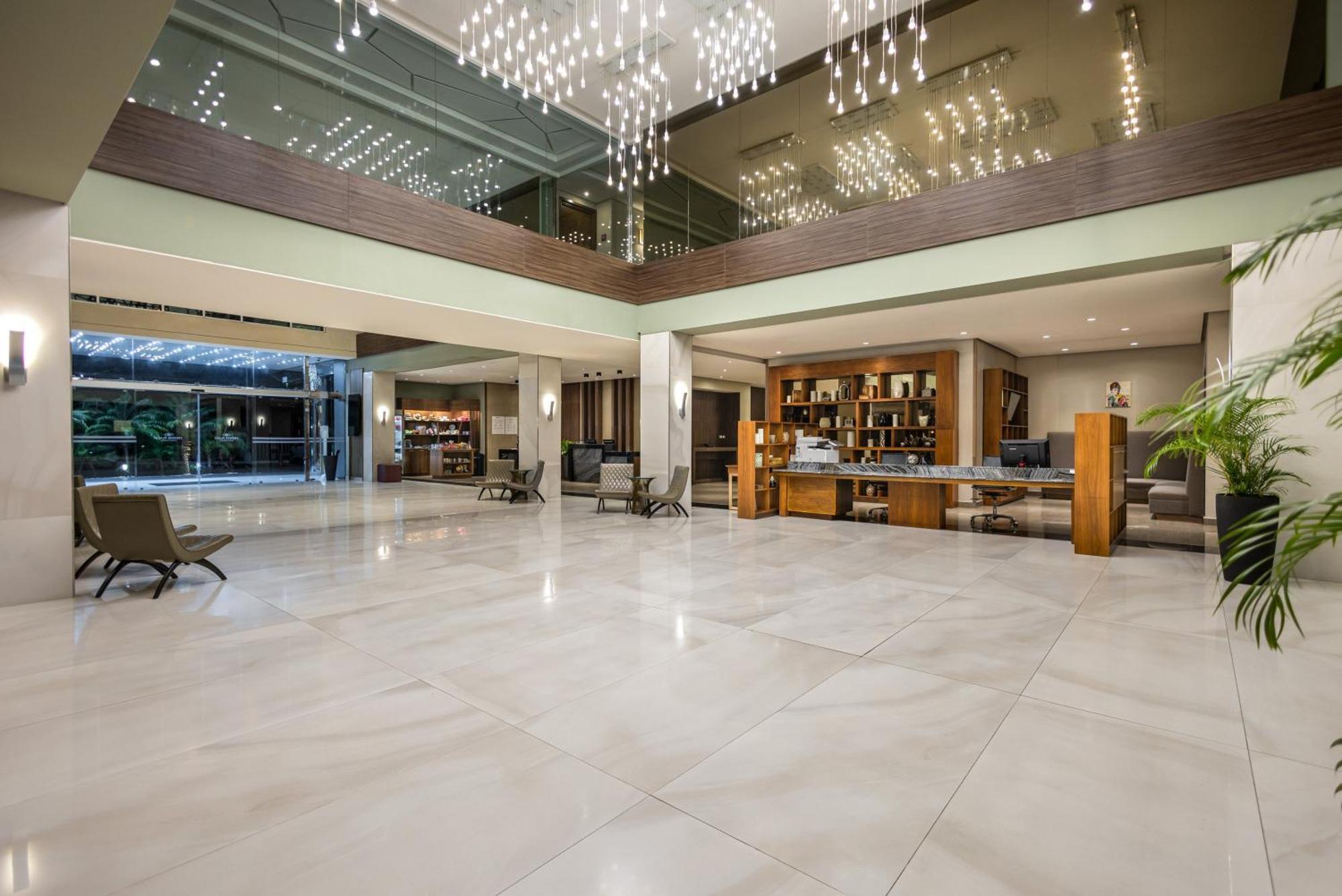 Отель Crowne Plaza Airport By Ihg Токумен Экстерьер фото