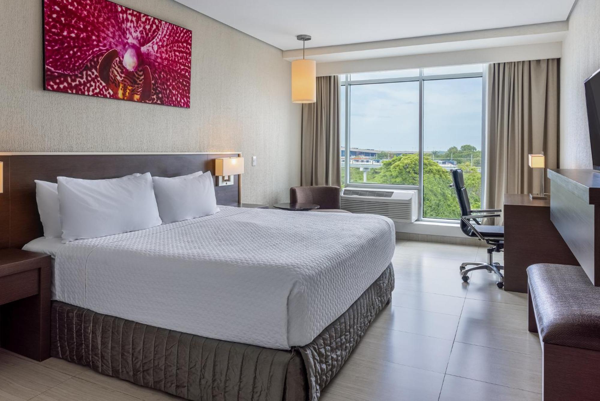 Отель Crowne Plaza Airport By Ihg Токумен Экстерьер фото