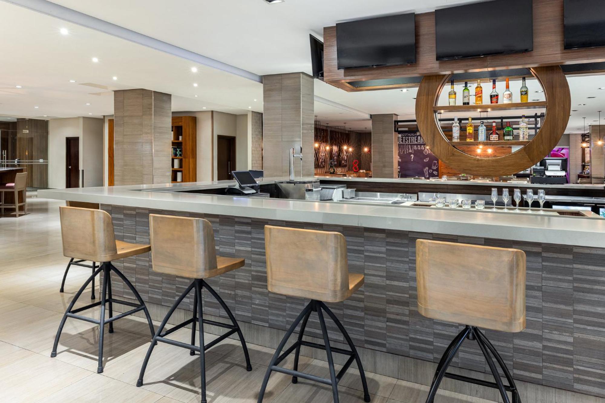 Отель Crowne Plaza Airport By Ihg Токумен Экстерьер фото