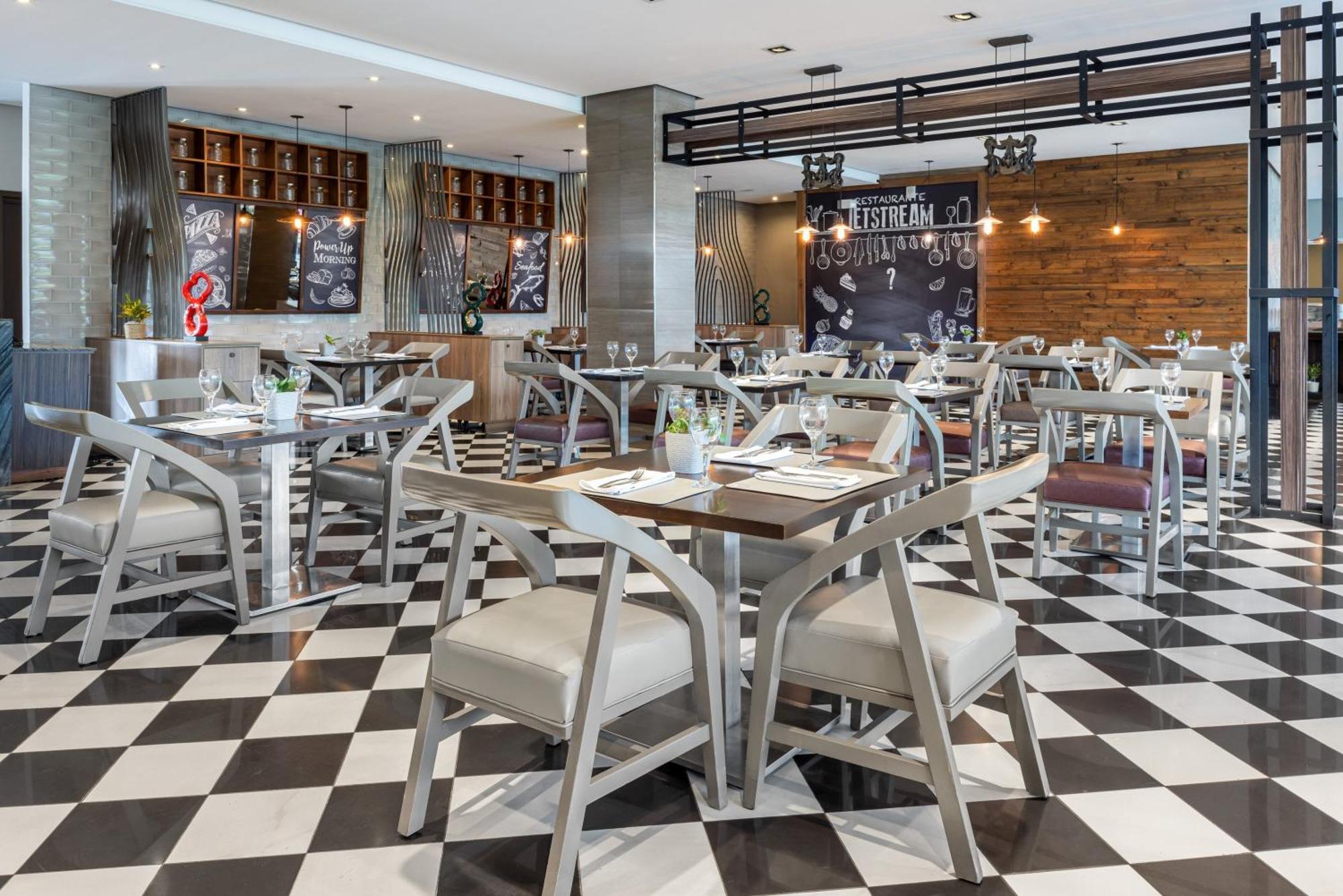 Отель Crowne Plaza Airport By Ihg Токумен Экстерьер фото