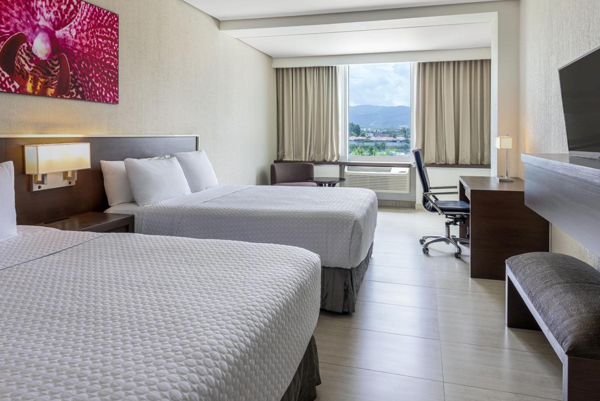 Отель Crowne Plaza Airport By Ihg Токумен Экстерьер фото