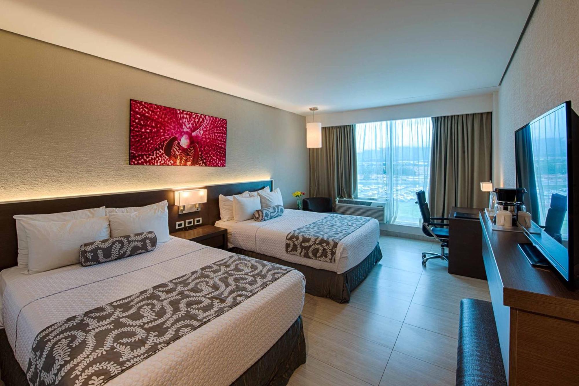 Отель Crowne Plaza Airport By Ihg Токумен Экстерьер фото