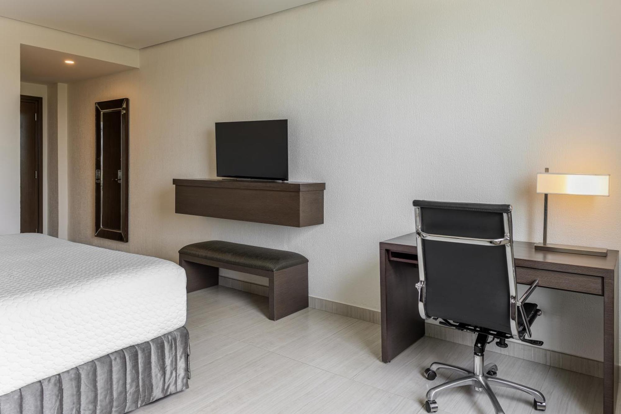 Отель Crowne Plaza Airport By Ihg Токумен Номер фото